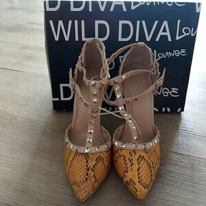 NWB Yellow Snake print Studded Heels
